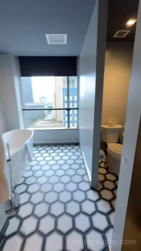 Corner Suite bathroom picture #7