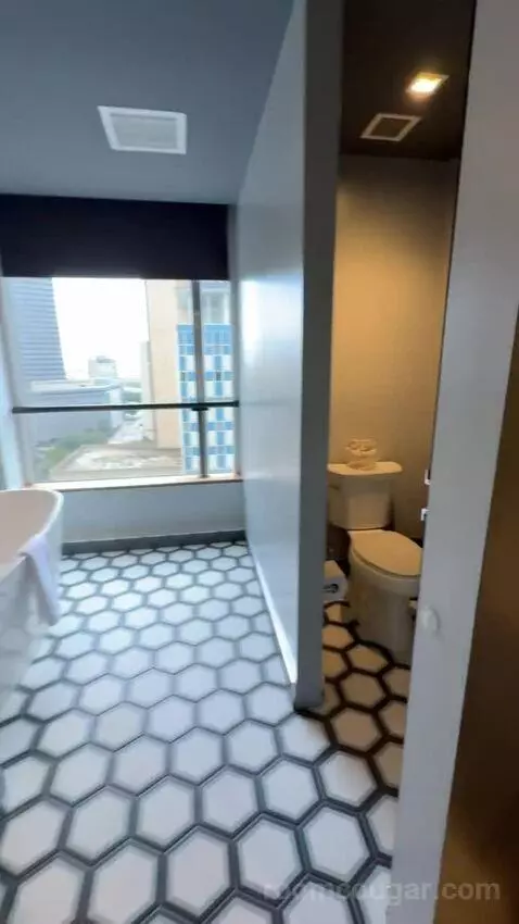 Corner Suite bathroom picture #8