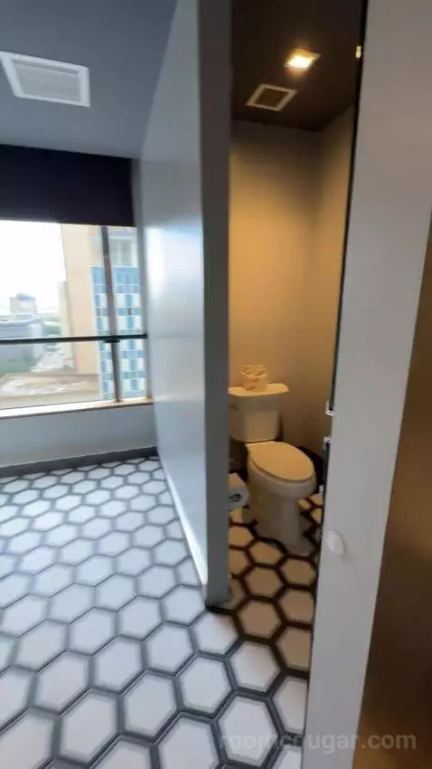Corner Suite bathroom picture #9