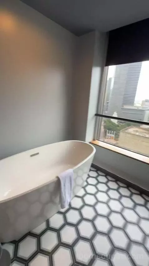Corner Suite bathroom picture #10