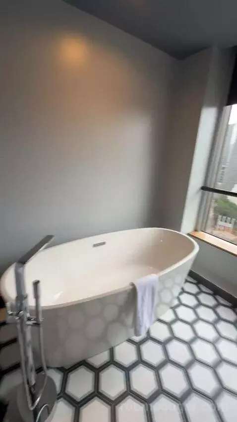 Corner Suite bathroom picture #11
