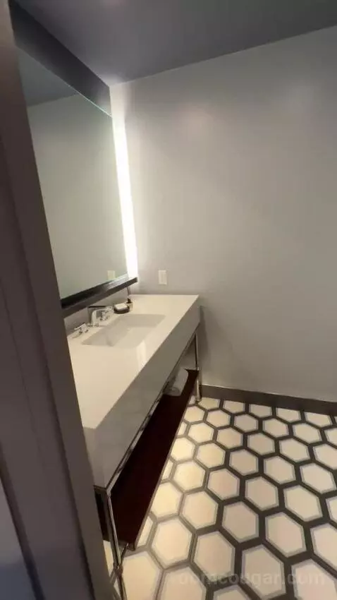 National Suite bathroom picture #2