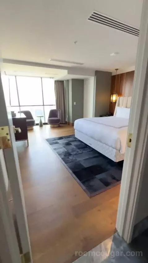North Penthouse Suite bed picture #1