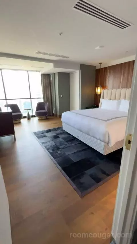 North Penthouse Suite bed picture #3