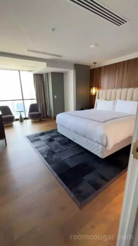 North Penthouse Suite bed picture #4
