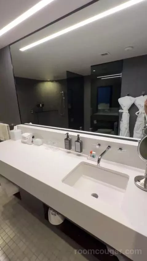 Premium Queen Room with Two Queen Beds bathroom picture #4