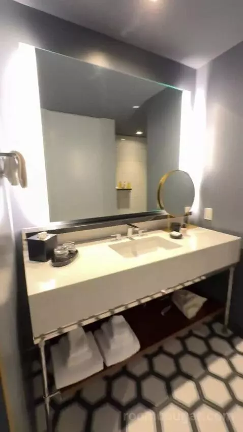 King Room bathroom picture #1