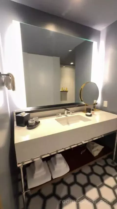 King Room bathroom picture #2