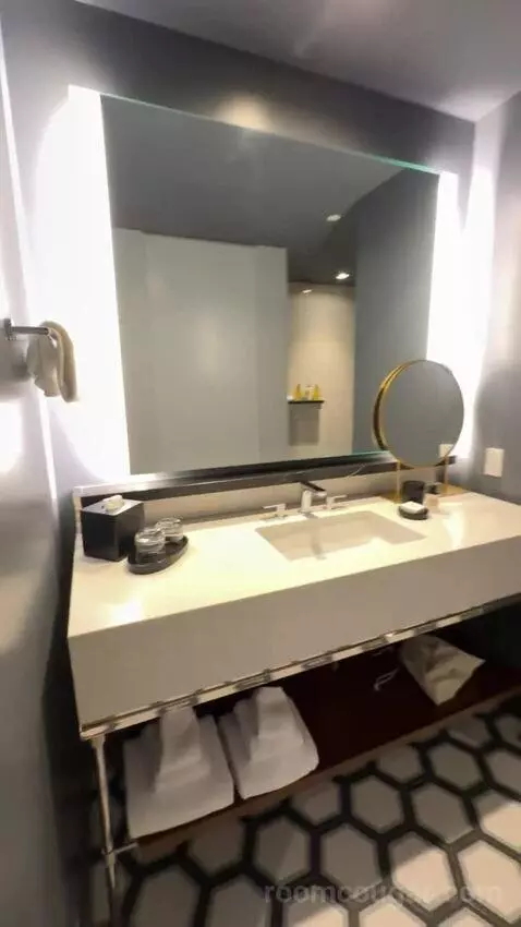 King Room bathroom picture #3