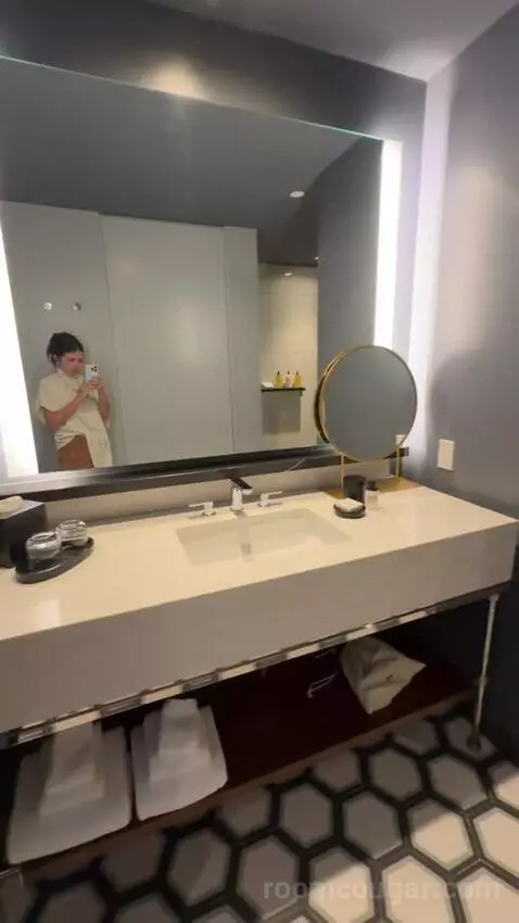 King Room bathroom picture #4
