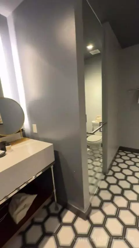 King Room bathroom picture #7