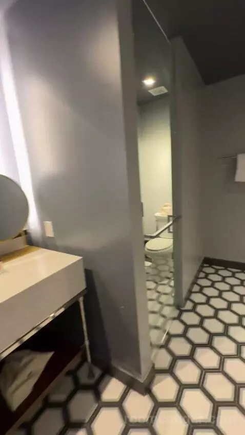 King Room bathroom picture #8