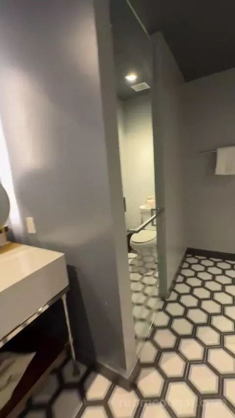 King Room bathroom picture #9