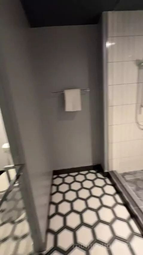 King Room bathroom picture #11