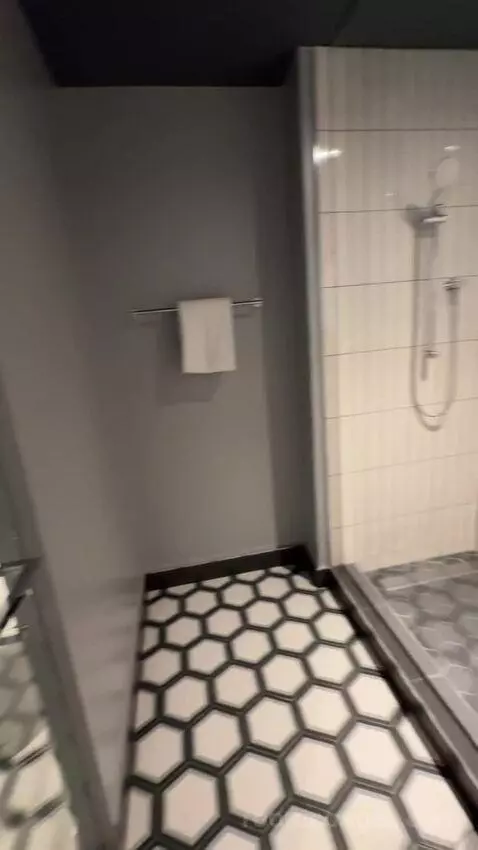 King Room bathroom picture #12