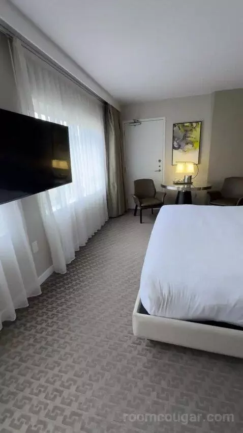 Premium King Room bed picture #4