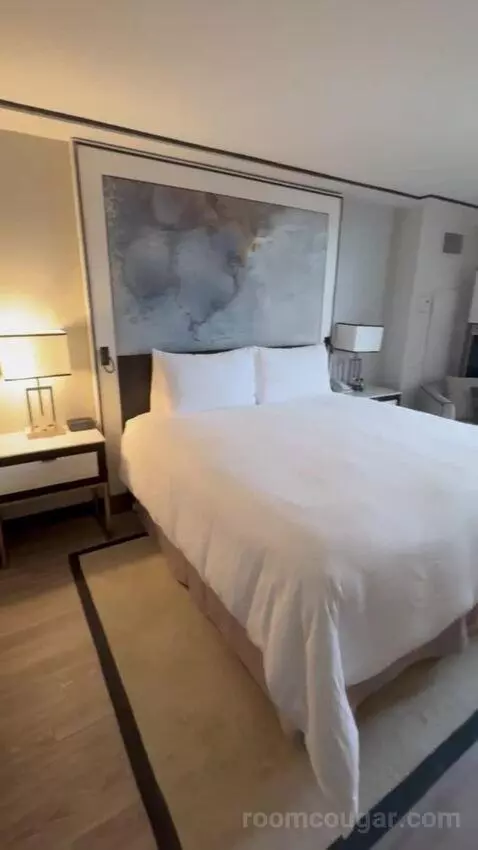 King Room with City View bed picture #8
