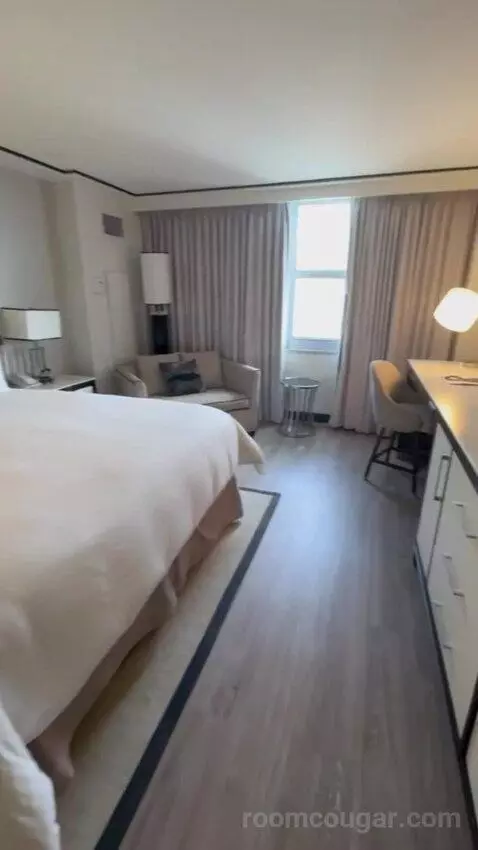 King Room with City View bed picture #10