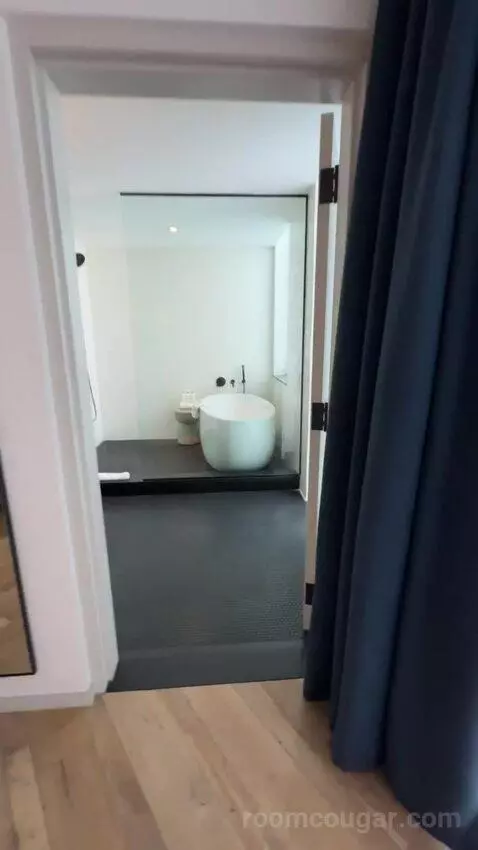 Epic Suite bathroom picture #1