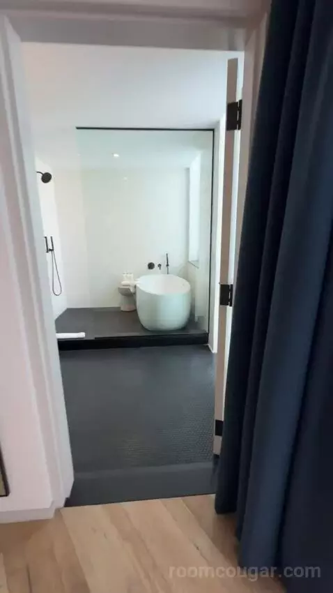 Epic Suite bathroom picture #2