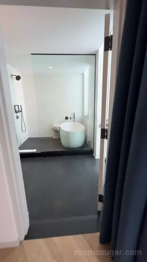 Epic Suite bathroom picture #3