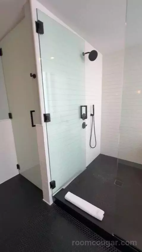 Epic Suite bathroom picture #8
