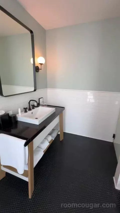 Epic Suite bathroom picture #10