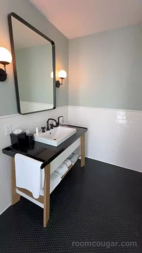 Epic Suite bathroom picture #12