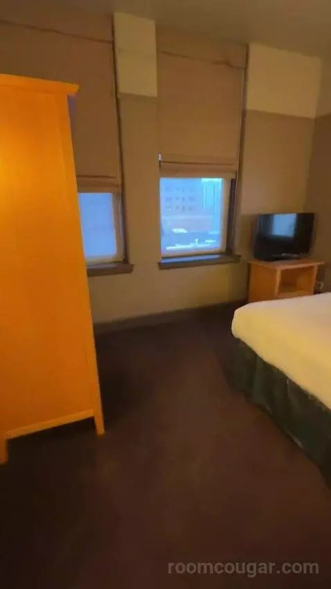 King Suite bed picture #3