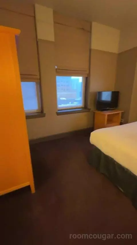 King Suite bed picture #4