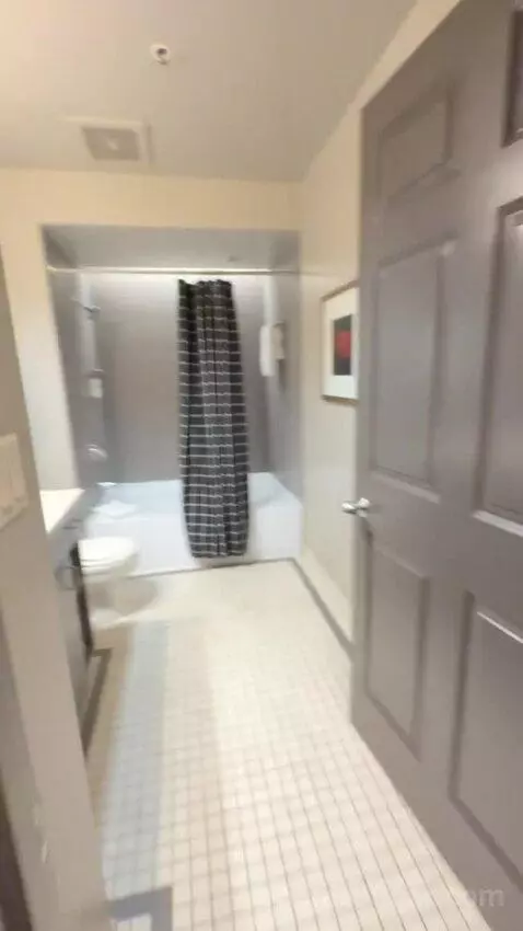 Signature Queen Suite bathroom picture #5