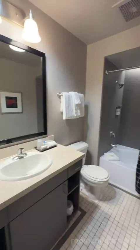 Signature Queen Suite bathroom picture #11