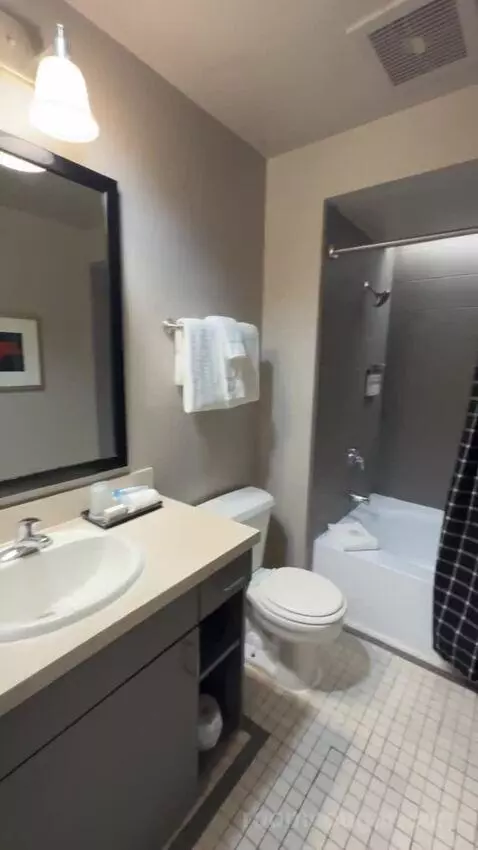 Signature Queen Suite bathroom picture #12