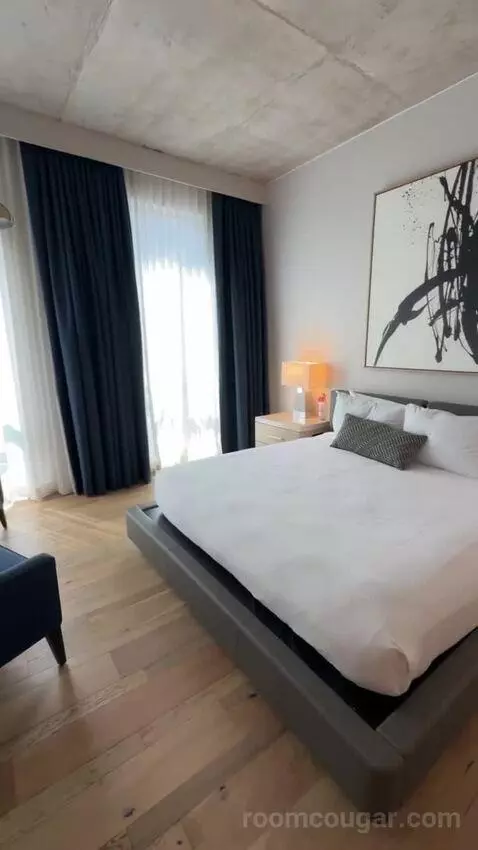 Essential King Room bed picture #6