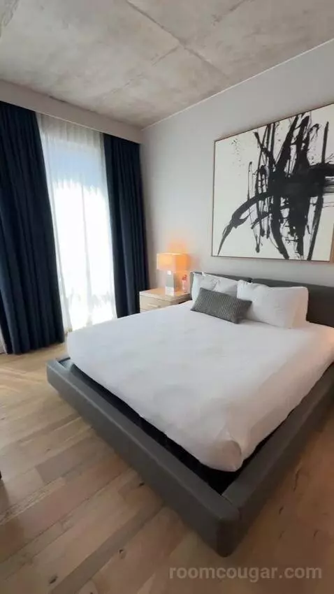 Essential King Room bed picture #9