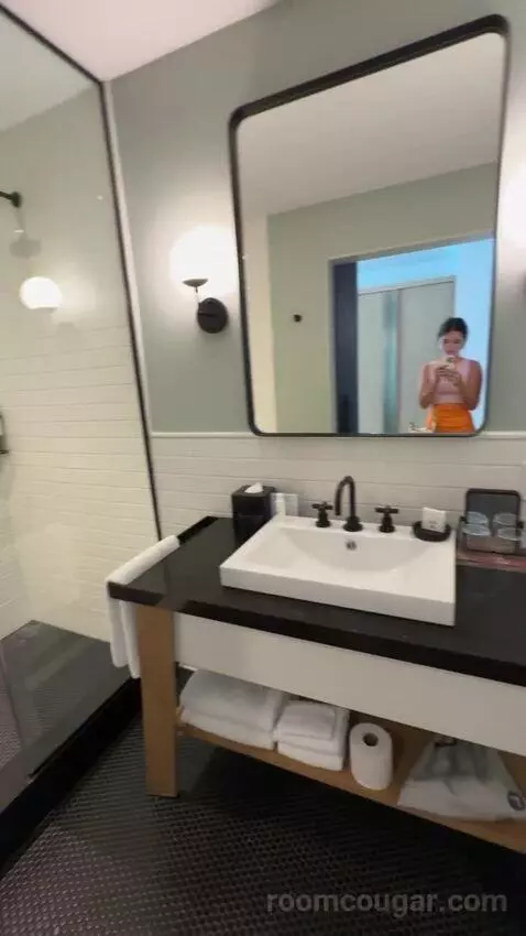 Essential King Room bathroom picture #7