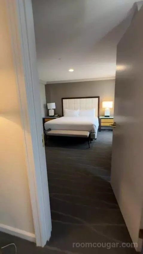 Fairmont Gold King Suite with City View bed picture #1