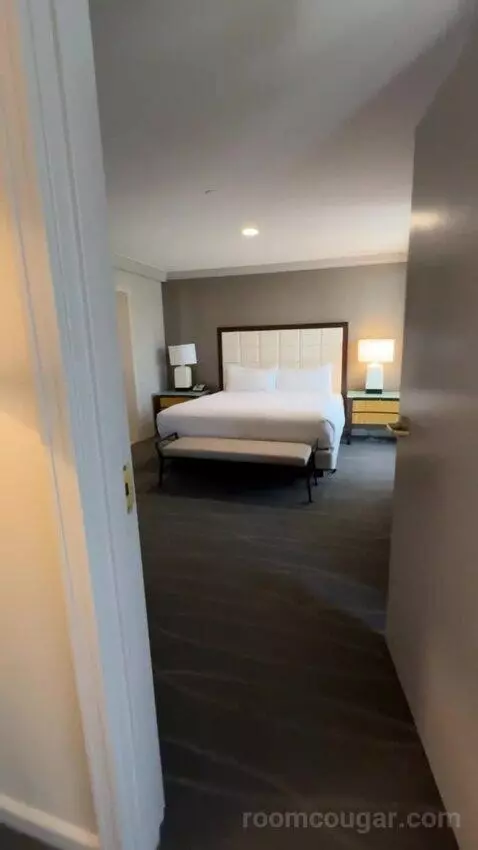 Fairmont Gold King Suite with City View bed picture #2