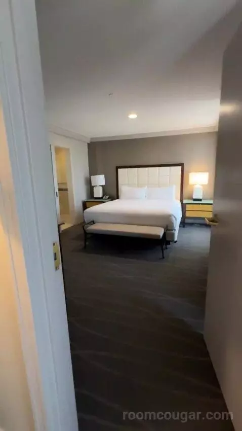 Fairmont Gold King Suite with City View bed picture #3