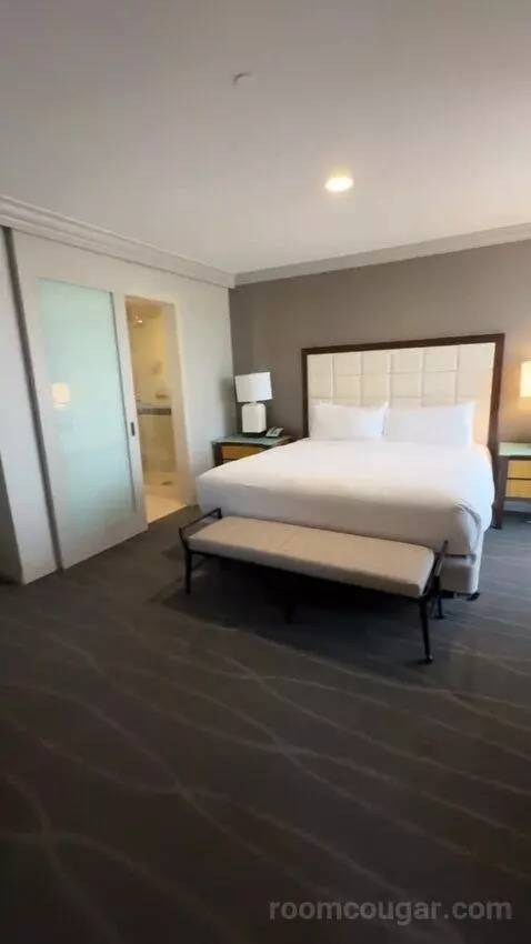 Fairmont Gold King Suite with City View bed picture #4
