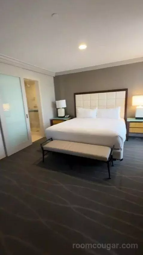 Fairmont Gold King Suite with City View bed picture #5