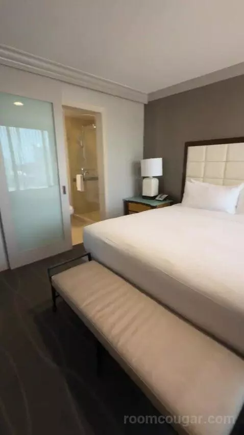 Fairmont Gold King Suite with City View bed picture #7