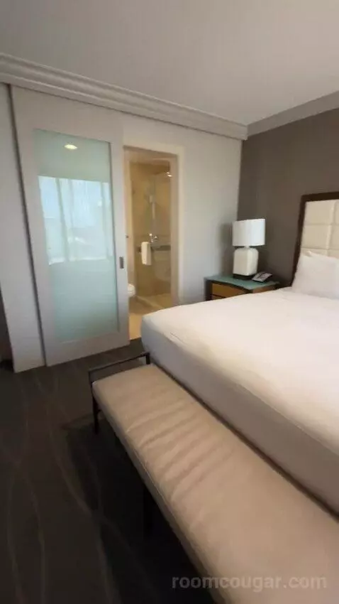 Fairmont Gold King Suite with City View bed picture #8