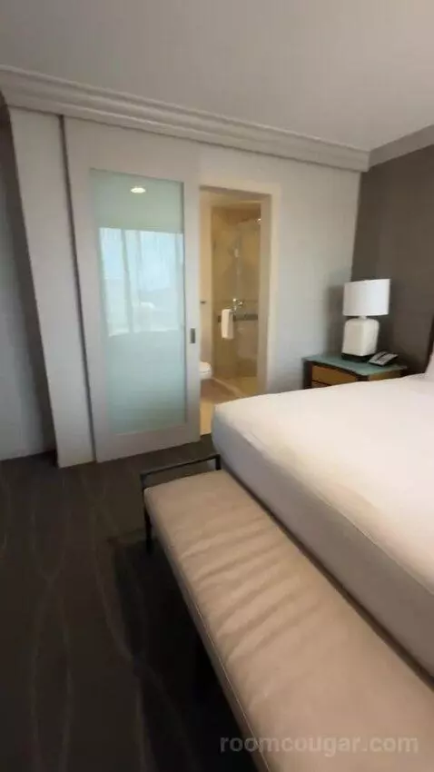 Fairmont Gold King Suite with City View bed picture #9