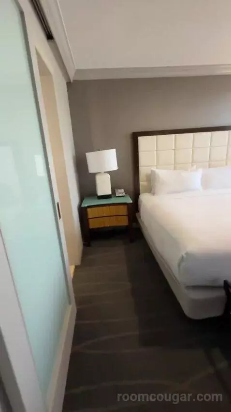 Fairmont Gold King Suite with City View bed picture #12