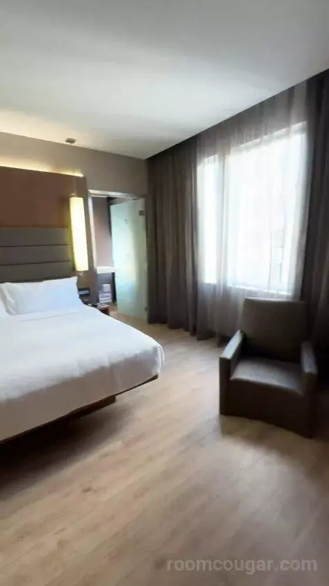 King Room bed picture #3