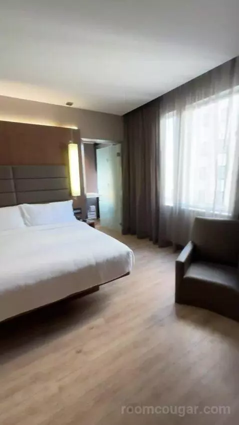 King Room bed picture #4