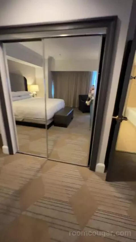 Hospitality Presidential Suite bed picture #7