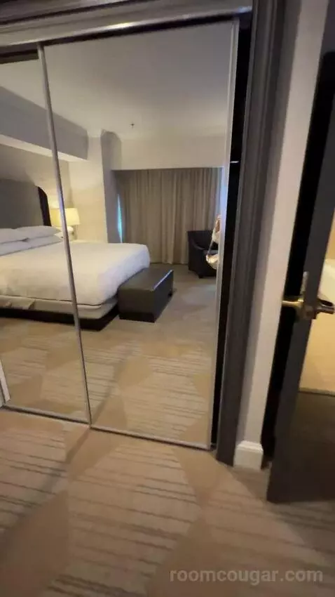 Hospitality Presidential Suite bed picture #10