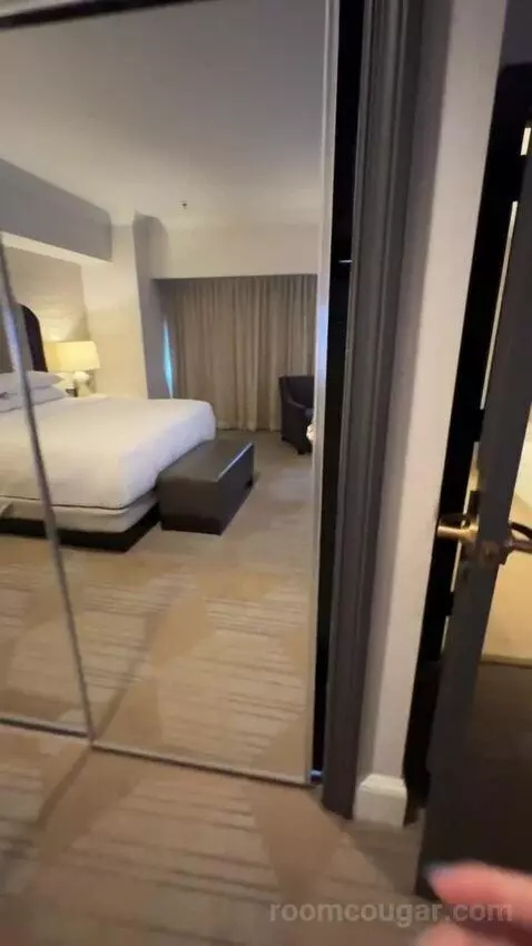 Hospitality Presidential Suite bed picture #12